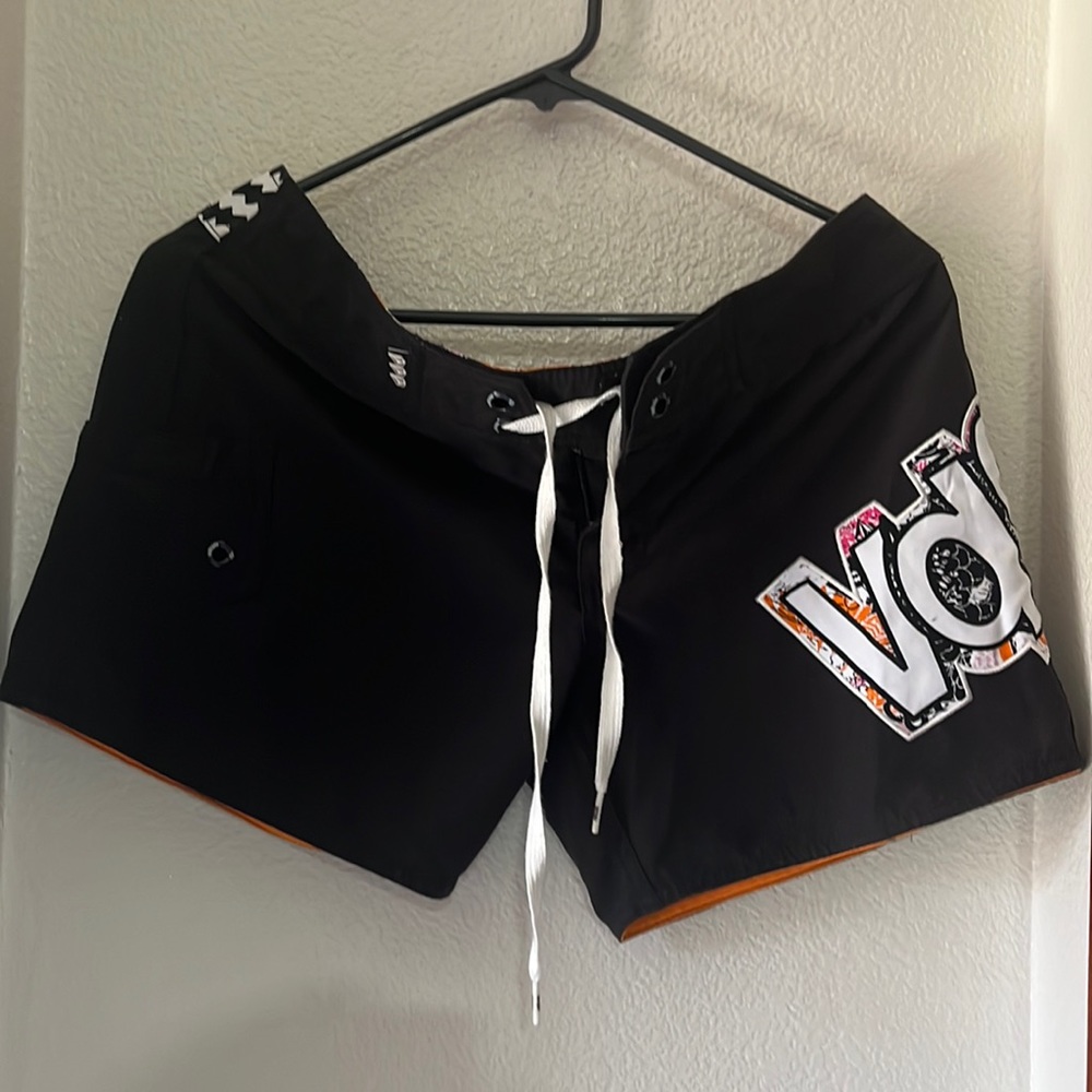 Volcom juniors 7 board shorts like new